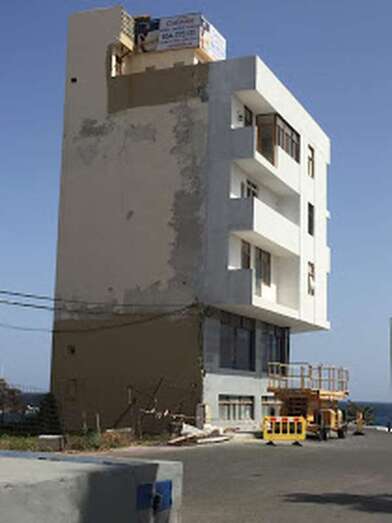 Obras de arreglo de la fachada en el edificio de El Timón-La Garita (Foto TA)
